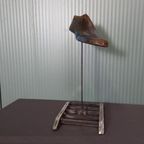 Antieke Houten Schoenleest Op Steampunk Standaard thumbnail 5