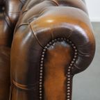 Luxe, Klassieke En Mooie Rundleren Engelse Chesterfield Fauteuil In Goede Staat thumbnail 11