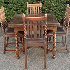 A 1920S Oak Draw-Leaf Dining Table, On Barley-Twist Legs  And 4 Stoelen thumbnail 14