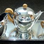 Carlo Alessi Koffieset, Verzilverd Met Appelhout Handvatten En Knoppen, Model Bombé, Ontwerp 1945. thumbnail 4