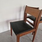 Een Paar Vintage Teakhouten Stoelen Met Zwart Skai Leer thumbnail 5