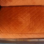 Luxe En Comfortabele Schapenleren 2.5 Zits Bank Van Topkwaliteit Met Oranje Stoffen Kussens thumbnail 2