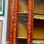 Vitrinekast In Renaissancestijl. Hollands Marqueterie Met Florale Motieven. thumbnail 3