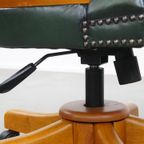 Groene Klassieke En Tijdloze Chesterfield Bureaustoel Gemaakt Van Rundleer Op Wieltjes thumbnail 14