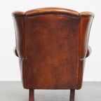 Sierlijke Schapenleren Oorfauteuil Met Zwarte Biezen En Klassieke Vormen thumbnail 4