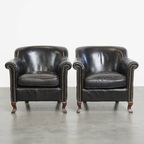 Leuke En Stoere Set Van 2 Zwarte, Generfde, Rundleren Armchairs Met Een Mooie Vormgeving thumbnail 2