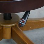 Bruine Klassieke In Hoogte Verstelbare Rundleren En Houten Chesterfield Bureaustoel Op Wieltjes thumbnail 15
