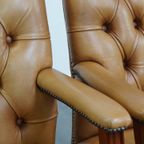 Set Van 2 Mooie En Luxe Rundleren Chesterfield Eetkamer/ Bijzetstoelen In Een Lichte Cognac Kleur thumbnail 11