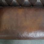Luxe En Charmante Rundleren 3-zits Chesterfield Bank Op Wieltjes Met Een Onweerstaanbaar Karakter thumbnail 5