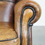 Stoere Cognac-Kleurige Schapenleren Oorfauteuil Met Een Comfortabele Zit En Afgewerkt Met Zwarte thumbnail 10