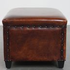 Cognac-kleurige Schapenleren Hocker Met Siernagels thumbnail 3