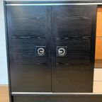 Zwartgelakte Houten Credenza Met Zilverkleurige Eeementen thumbnail 8