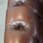 Set Van 2 Charmante, Klassieke Rundleren Engelse Chesterfield Armchairs Met Sierlijke Poten thumbnail 10