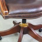 Donkerbruine Engelse Rundleren Chesterfield Bureaustoel Met Mooie Accenten thumbnail 10