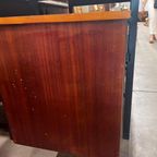 Vintage Houten Bureau Met Zwevend Blad En Zwart Frame thumbnail 13