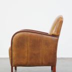 Stijlvolle Schapenleren Art Deco Design Armchair Met Houten Armleggers En Een Vast Zitkussen thumbnail 6