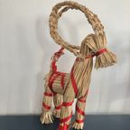 Zweedse Julbock Van Stro Met Rood Lint 33Cm Hoog thumbnail 2