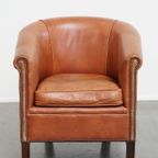 In Een Goede Staat Verkerende Rundleren Engelse Stijl Clubfauteuil In Een Lichte Cognac Kleur thumbnail 3