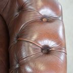 Charmante, Klassieke Rundleren Engelse Chesterfield Armchair Met Sierlijke Poten thumbnail 3