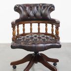 Chesterfield Bureaustoel Op Wieltjes, Draaibaar En Kantelbaar In Een Mooie Donker Bruine Kleur thumbnail 2