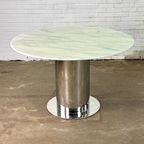 Italiaanse Eettafel Met Wit Marmeren Blad En Chromen Cilindervormige Voet thumbnail 4