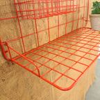 Rood Metalen Wandrek Met Legplank En Mandje Vintage thumbnail 12