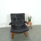 Zwart Leren Fauteuil Met Armleuningen En Houten Onderstel thumbnail 5