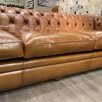 Stoere Industriële Chesterfield Rossendale Xxl Chesterfield 4 Zits Bank In Cognac / Camel Leder thumbnail 6