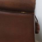 Stijlvolle En Tijdloze Bruine Rundleren Clubfauteuil In Engelse Stijl Met Een Luxe Afwerking thumbnail 8