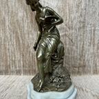 Antiek Bronzen Beeldje "Meisje Met Een Vogel". thumbnail 3