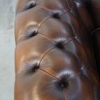 Donkere, Statige En Rustieke Rundleren Engelse Chesterfield Fauteuil Met Bolpootjes thumbnail 8