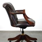 Donkerbruine Engelse Rundleren Chesterfield Bureaustoel Met Mooie Accenten thumbnail 4