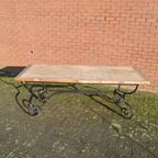 Brutalist Eettafel, Industrieel Steenschotten Blad En Metalen Onderstel thumbnail 9