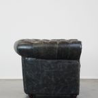 Ruime Zwarte Rundleren Chesterfield Fauteuil Met Een Sprekend Karakter thumbnail 4