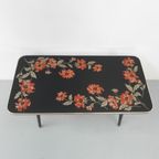 Vintage Salontafel Met Glazen Blad En Schuine, Taps Toelopende Poten thumbnail 5