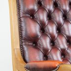 Luxe En Klassieke Rood Gevlamde Engelse Rundleren Chesterfield Fauteuil Met Sierlijke Details thumbnail 3
