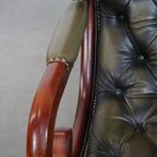 Tijdloze En Klassieke Groene Engelse Stijl Rundleren Chesterfield Fauteuil Met Hout thumbnail 11