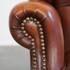 Comfortabele Schapenleren Oorfauteuil Met Een Afwerking Met Siernagels En Warme Kleuren thumbnail 10