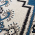 Subtiel Oosters Vloerkleed Met Voornamelijk Blauwe En Witte Tinten En Strakke Patronen 181x90cm thumbnail 3