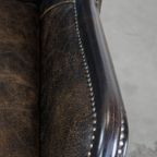Stoere, Karaktervolle Zwarte Rundleren Fauteuil In Industriële Stijl Met Een Hoge Rug thumbnail 12