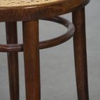 Elegante, Subtiele, Vintage Kruk In De Stijl Van Thonet Met Een Rieten Zitting thumbnail 6