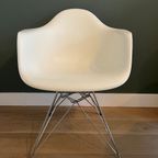 1 Tot 5 Originele Witte Vitra Eames Dar Stoelen thumbnail 5