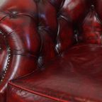 Set Van Een Rode Rundleren Chesterfield Clubfauteuil En Een Bijpassende Bijzet/ Salontafel thumbnail 12