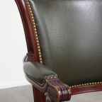Charmante Groene Rundleren En Houten Bureaustoel Met Siernagels In Engelse Stijl Op Wieltjes thumbnail 11