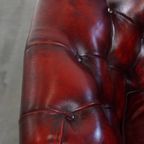 Set Van Een Rode Rundleren Chesterfield Clubfauteuil En Een Bijpassende Bijzet/ Salontafel thumbnail 3