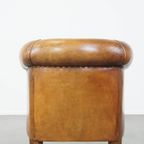 Cognac-Kleurige, Karaktervolle Vintage Schapenleren Clubfauteuil Met Een Kleurrijk Stoffen Kussen thumbnail 5