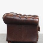 Luxe En Imposante In Goede Staat Verkerende Rundleren Chesterfield Clubfauteuil In Engelse Stijl thumbnail 2