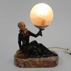 Art Deco Bureaulamp Zittende Vrouw Met Bol thumbnail 5