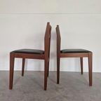 Een Paar Vintage Teakhouten Stoelen Met Zwart Skai Leer thumbnail 3