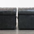 Tijdloze En Klassieke Set Ruime Zwarte Chesterfield Fauteuils Van Karaktervol Generfd Rundleer thumbnail 3